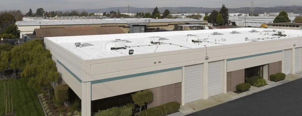 Commercial flat roof with reflective white roofing